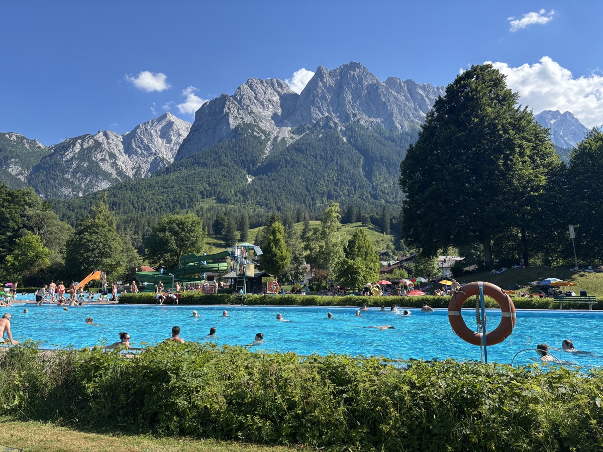 Zugspitzbad Freibad mit Bergblick