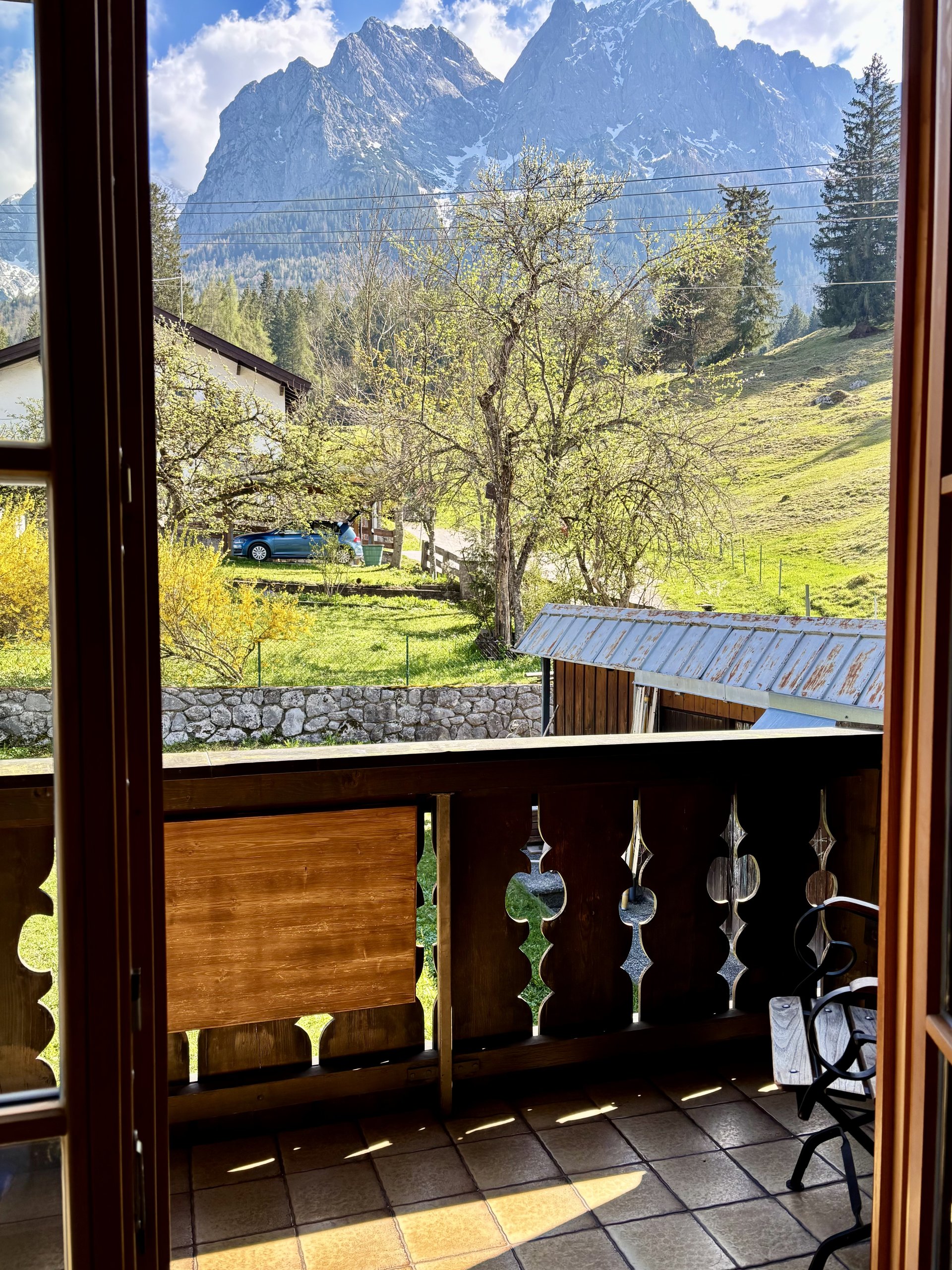 Alpspitznest Balkon mit Morgensonne