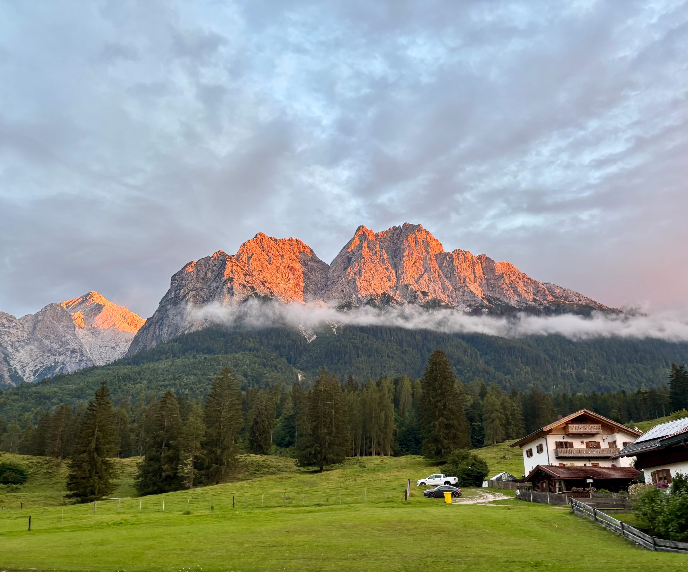 Alpengl&uuml;hen &uuml;ber den Bergen von Grainau bei Sonnenuntergang